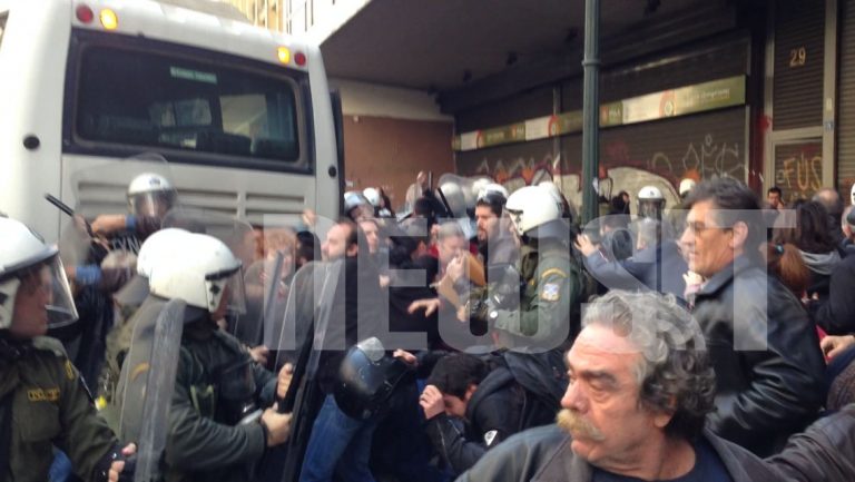 Συμπλοκές σώμα με σώμα, χημικά και τραυματίες στο υπουργείο Εργασίας | Newsit.gr Συμπλοκές σώμα με σώμα, χημικά και τραυματίες στο υπουργείο Εργασίας | Newsit.gr