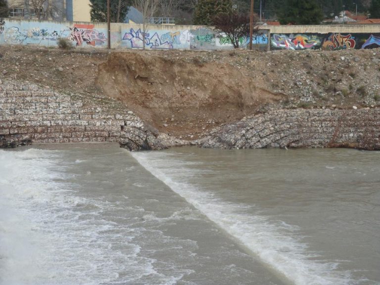 Ξάνθη: Υποχώρησε το αντιπλημμυρικό έργο στον Κόσυνθο – ΒΙΝΤΕΟ | Newsit.gr Ξάνθη: Υποχώρησε το αντιπλημμυρικό έργο στον Κόσυνθο – ΒΙΝΤΕΟ | Newsit.gr