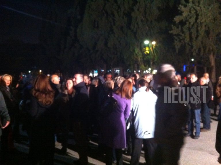 Διαμαρτυρία δημοσιογράφων στο προαύλιο της ΕΡΤ | Newsit.gr Διαμαρτυρία δημοσιογράφων στο προαύλιο της ΕΡΤ | Newsit.gr