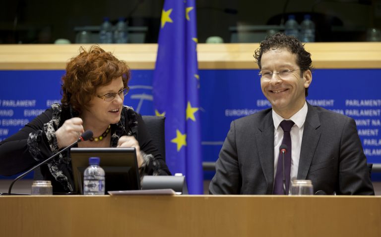Πήρε πίσω τη «βόμβα» μετά τον πανικό στα χρηματιστήρια και την κατρακύλα του ευρώ | Newsit.gr Πήρε πίσω τη «βόμβα» μετά τον πανικό στα χρηματιστήρια και την κατρακύλα του ευρώ | Newsit.gr