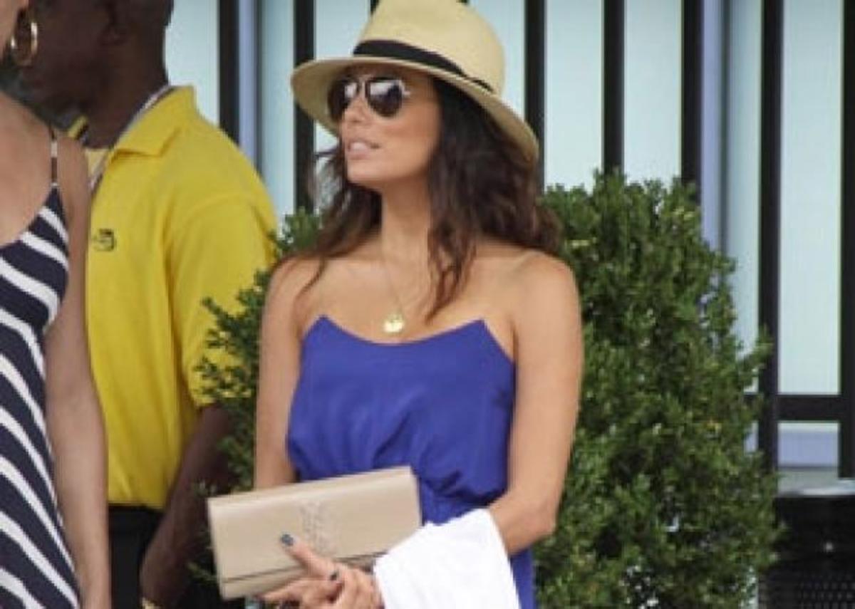 H Eva Longoria κρατάει clutch Υves Saint Laurent! Το θέλω κι εγώ! | Newsit.gr H Eva Longoria κρατάει clutch Υves Saint Laurent! Το θέλω κι εγώ! | Newsit.gr
