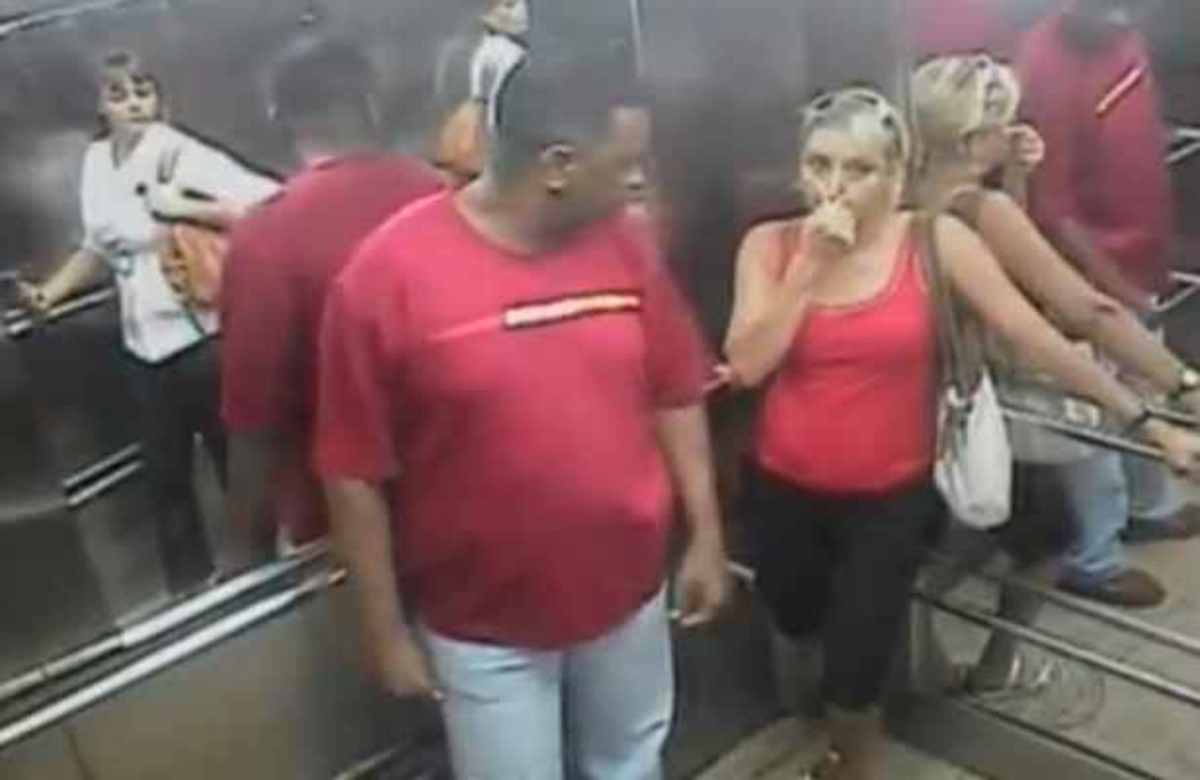 ΔΕΙΤΕ πως αντέδρασε ο κόσμος στο ασανσέρ όταν κάποιος αερίστηκε; | Newsit.gr ΔΕΙΤΕ πως αντέδρασε ο κόσμος στο ασανσέρ όταν κάποιος αερίστηκε; | Newsit.gr