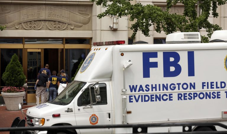 Έρευνα του FBI στο σπίτι της ερωμένης του Πετρέους – Έξαλλη η σύζυγός του | Newsit.gr Έρευνα του FBI στο σπίτι της ερωμένης του Πετρέους – Έξαλλη η σύζυγός του | Newsit.gr