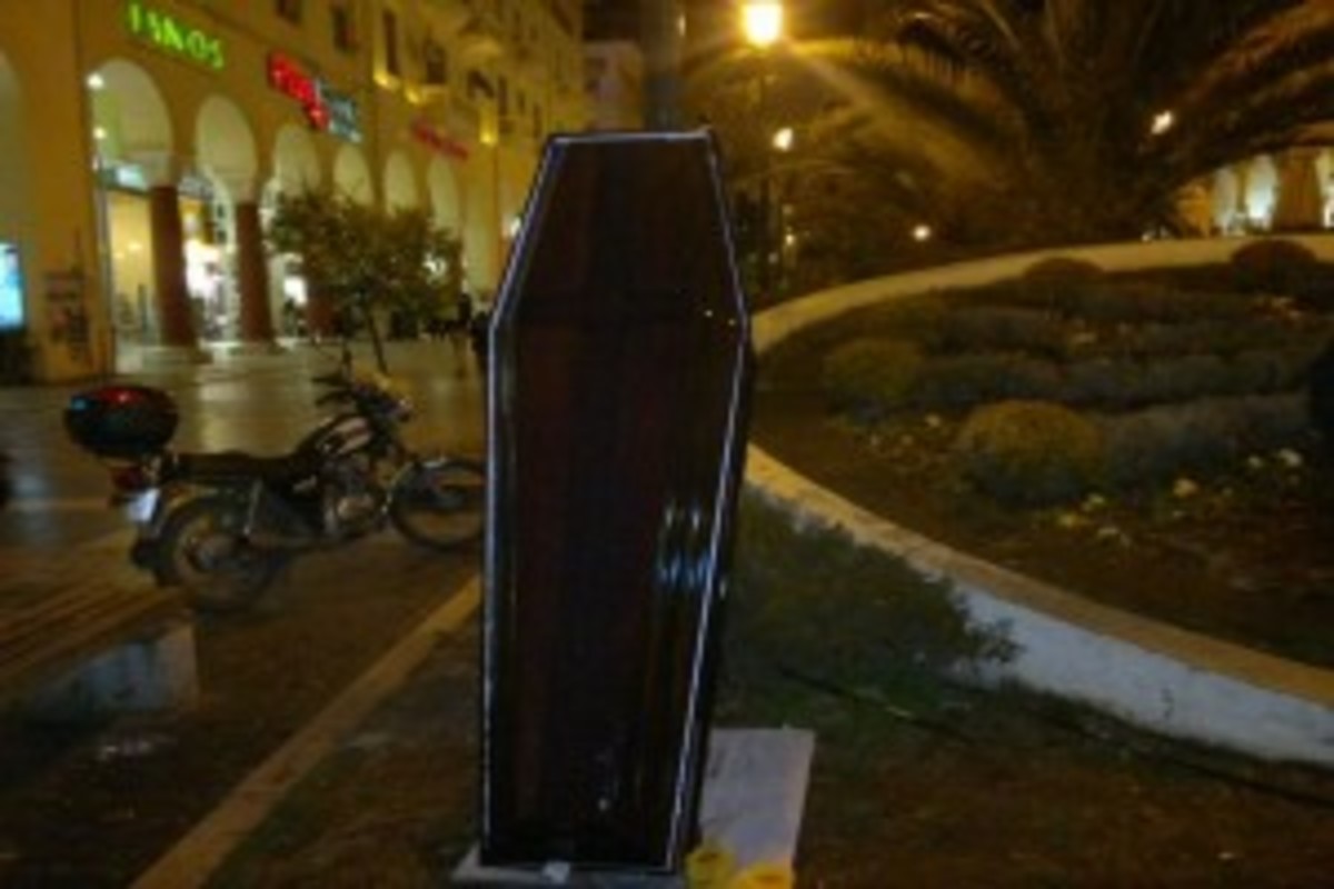 Στους δρόμους με φέρετρα, κεριά και κατσαρόλες – Φωτό και βίντεο! | Newsit.gr Στους δρόμους με φέρετρα, κεριά και κατσαρόλες – Φωτό και βίντεο! | Newsit.gr