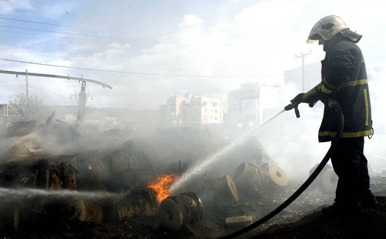 Θεσσαλονίκη: Μπήκαν στη μάντρα και έβαλαν φωτια | Newsit.gr Θεσσαλονίκη: Μπήκαν στη μάντρα και έβαλαν φωτια | Newsit.gr