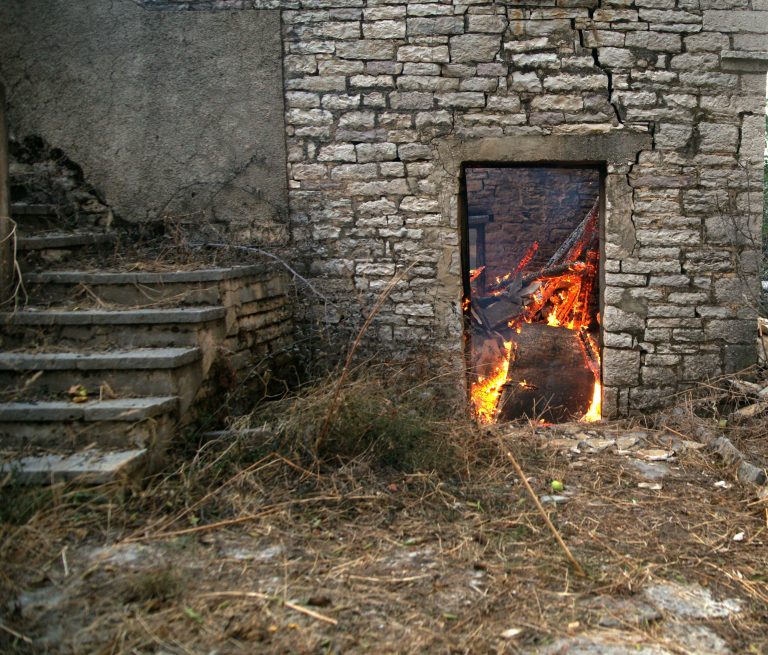 Κομοτηνή: Έσβησαν τη φωτιά και βρήκαν… πτώμα! | Newsit.gr Κομοτηνή: Έσβησαν τη φωτιά και βρήκαν… πτώμα! | Newsit.gr