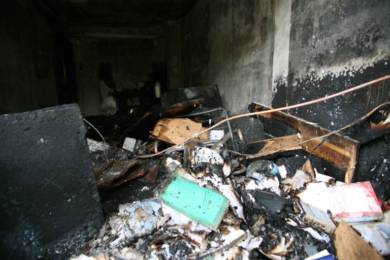 Πέθανε στα σκαλοπάτια προσπαθώντας να γλιτώσει από τις φλόγες | Newsit.gr Πέθανε στα σκαλοπάτια προσπαθώντας να γλιτώσει από τις φλόγες | Newsit.gr