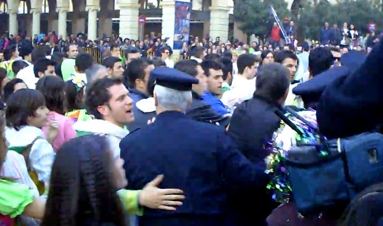 Πάτρα: Mικροεπεισόδια στην αποκριάτικη παρέλαση -video | Newsit.gr Πάτρα: Mικροεπεισόδια στην αποκριάτικη παρέλαση -video | Newsit.gr
