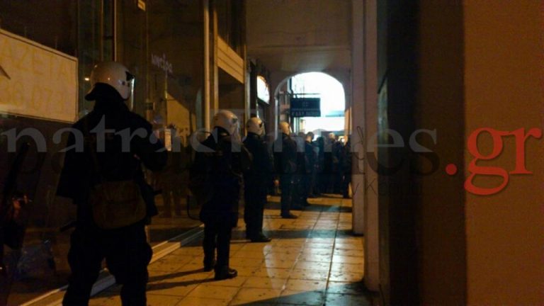 Πάτρα: Αντιεξουσιαστές έσπασαν την πόρτα της Α’ ΔΟΥ | Newsit.gr Πάτρα: Αντιεξουσιαστές έσπασαν την πόρτα της Α’ ΔΟΥ | Newsit.gr