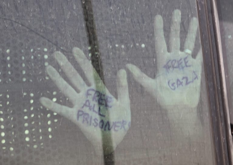 Έτοιμο το αεροπλάνο για να μεταφέρει τους Έλληνες ακτιβιστές | Newsit.gr Έτοιμο το αεροπλάνο για να μεταφέρει τους Έλληνες ακτιβιστές | Newsit.gr