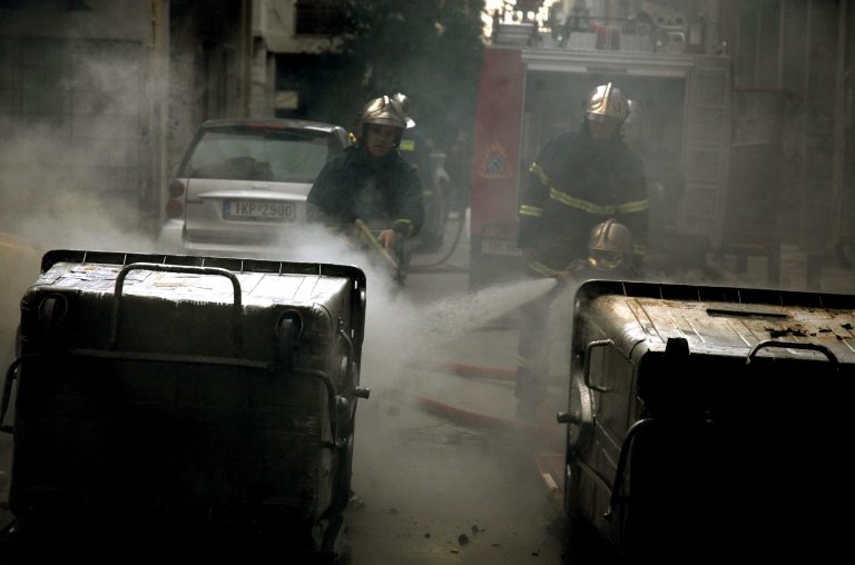 Θεσσαλονίκη: Έβαλαν φωτιά σε κάδους | Newsit.gr Θεσσαλονίκη: Έβαλαν φωτιά σε κάδους | Newsit.gr