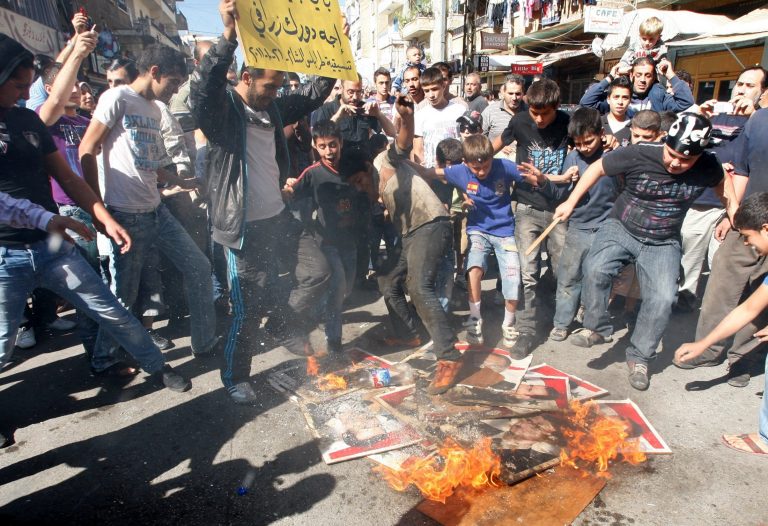 Διαδηλώσεις προς τιμήν του Καντάφι στη Συρία – Νεκροί 13 άμαχοι | Newsit.gr Διαδηλώσεις προς τιμήν του Καντάφι στη Συρία – Νεκροί 13 άμαχοι | Newsit.gr