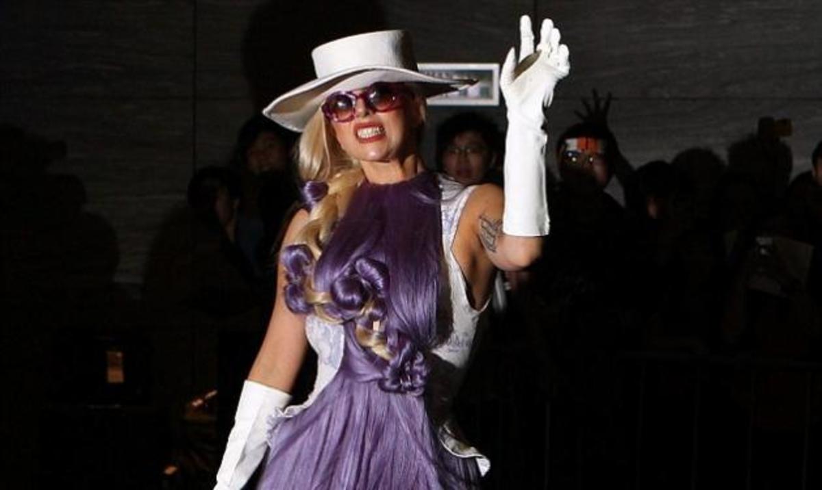 Η Lady Gaga προκαλεί ξανά και ντύνεται με φόρεμα από μαλλιά! | Newsit.gr Η Lady Gaga προκαλεί ξανά και ντύνεται με φόρεμα από μαλλιά! | Newsit.gr