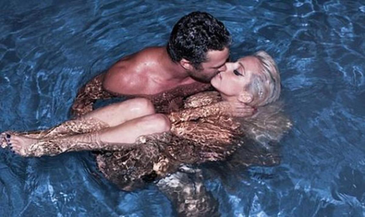 Η Lagy Gaga γυμνή στην πισίνα μαζί με τον σύντροφό της Taylor Kinney! | Newsit.gr Η Lagy Gaga γυμνή στην πισίνα μαζί με τον σύντροφό της Taylor Kinney! | Newsit.gr