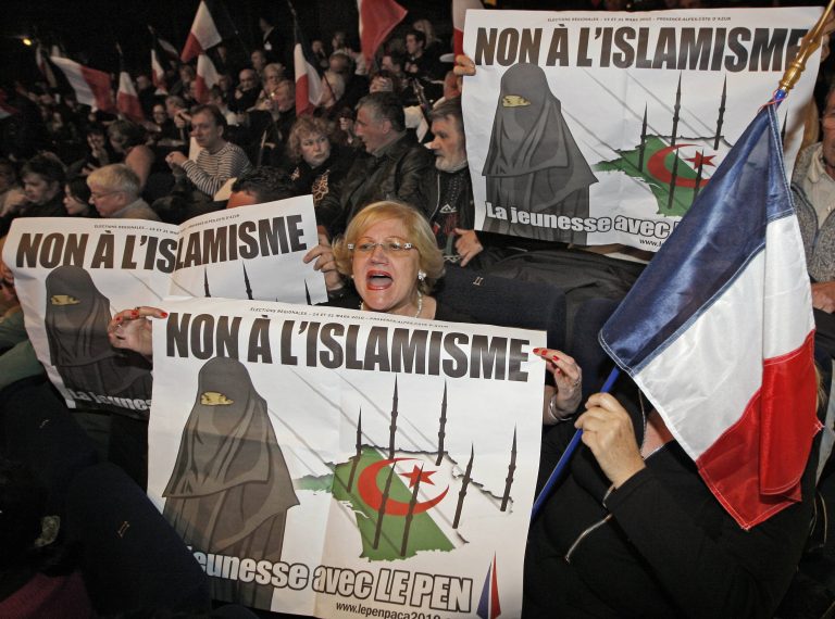 Εκτός νόμου αφίσα του «Εθνικού Μετώπου» | Newsit.gr Εκτός νόμου αφίσα του «Εθνικού Μετώπου» | Newsit.gr