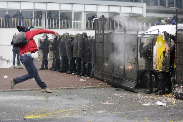 Επεισόδια διαδηλωτών στους δρόμους του Παρισιού για τις 1.200 απολύσεις στη Goodyear | Newsit.gr Επεισόδια διαδηλωτών στους δρόμους του Παρισιού για τις 1.200 απολύσεις στη Goodyear | Newsit.gr