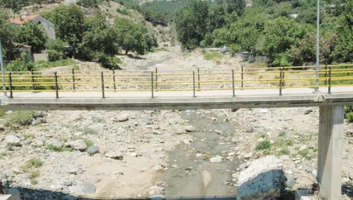 Ξάνθη: Έτοιμη να καταρρεύσει η πεζογέφυρα στα Κιμμέρια | Newsit.gr Ξάνθη: Έτοιμη να καταρρεύσει η πεζογέφυρα στα Κιμμέρια | Newsit.gr