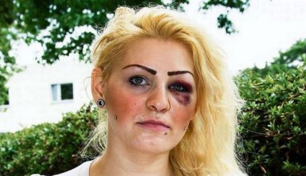 Την έδειραν στο Βερολίνο γιατί πανηγύρισε το γκολ της Ελλάδας! | Newsit.gr Την έδειραν στο Βερολίνο γιατί πανηγύρισε το γκολ της Ελλάδας! | Newsit.gr