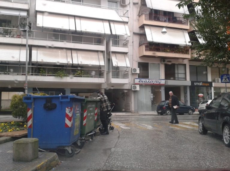Τρίκαλα: Άνεργη γυναίκα »χώνεται» στα σκουπίδια για λίγο ψωμί! | Newsit.gr Τρίκαλα: Άνεργη γυναίκα »χώνεται» στα σκουπίδια για λίγο ψωμί! | Newsit.gr