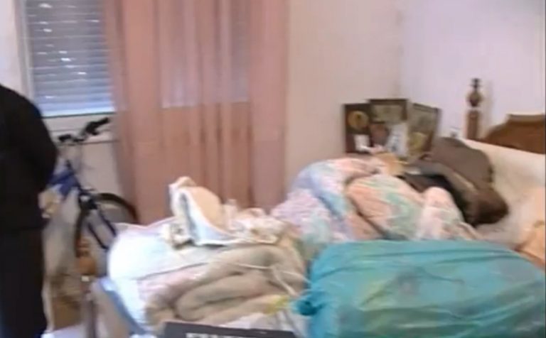 Ζευγάρι ηλικιωμένων έπεσε θύμα πέντε ληστών! Δείτε τη συγκλονιστική μαρτυρία της 80χρονης | Newsit.gr Ζευγάρι ηλικιωμένων έπεσε θύμα πέντε ληστών! Δείτε τη συγκλονιστική μαρτυρία της 80χρονης | Newsit.gr