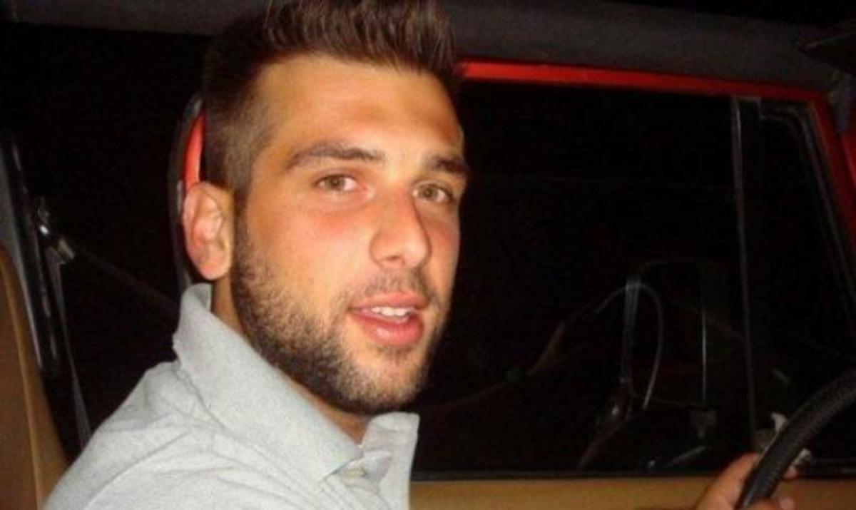 Aπαρηγόρητη η Μπ. Κυδωνάκη στην κηδεία του 25χρονου γιου της | Newsit.gr Aπαρηγόρητη η Μπ. Κυδωνάκη στην κηδεία του 25χρονου γιου της | Newsit.gr