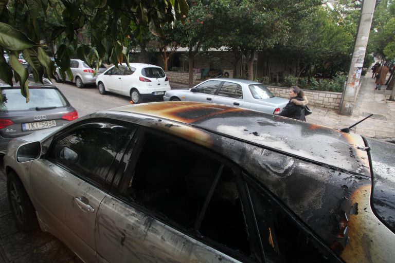 Γκαζάκια σε ΙΧ αυτοκίνητο στα Καμίνια | Newsit.gr Γκαζάκια σε ΙΧ αυτοκίνητο στα Καμίνια | Newsit.gr