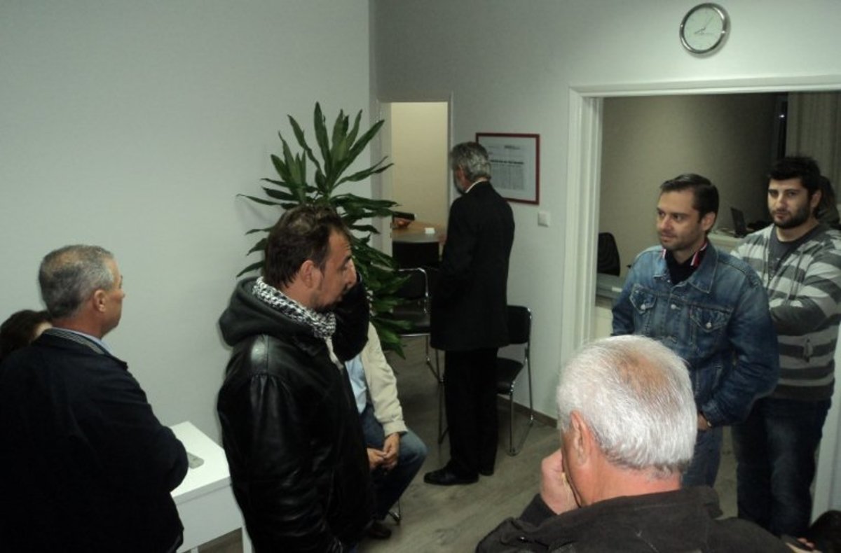 Κατέλαβαν το γραφείο Βουλευτή Τρικάλων | Newsit.gr Κατέλαβαν το γραφείο Βουλευτή Τρικάλων | Newsit.gr