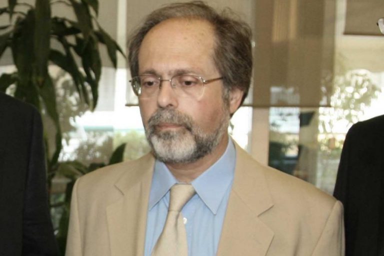 Επίθεση με αυγά και γροθιές στον πρώην πρύτανη του Πολυτεχνείου Κρήτης Ιωακείμ Γρυσπολάκη | Newsit.gr Επίθεση με αυγά και γροθιές στον πρώην πρύτανη του Πολυτεχνείου Κρήτης Ιωακείμ Γρυσπολάκη | Newsit.gr