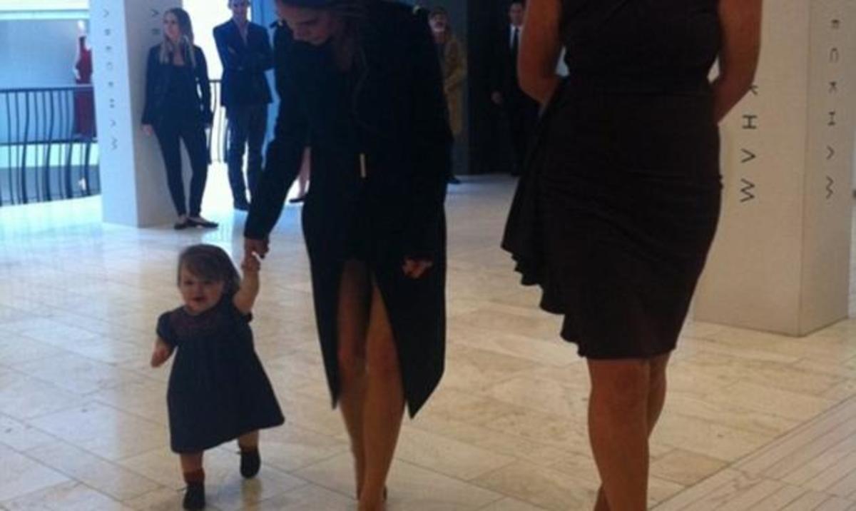 H Harper Beckham έκανε τα πρώτα της βήματα! | Newsit.gr H Harper Beckham έκανε τα πρώτα της βήματα! | Newsit.gr