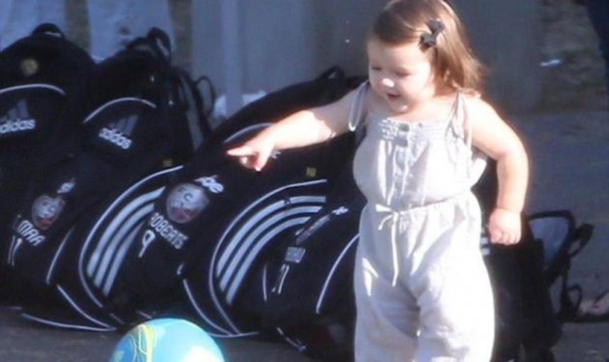 Κάντο σαν τον Beckham! Η μικρή Harper παίζει μπάλα στο γήπεδο! Φωτογραφίες | Newsit.gr Κάντο σαν τον Beckham! Η μικρή Harper παίζει μπάλα στο γήπεδο! Φωτογραφίες | Newsit.gr
