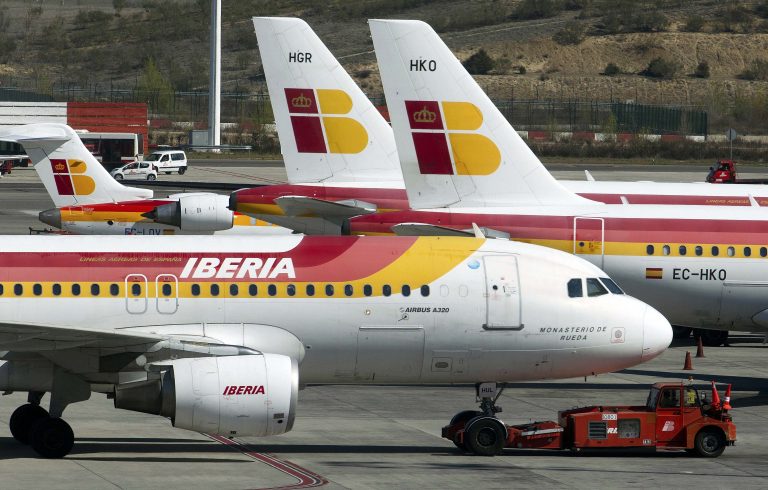 Η αεροπορική Iberia κόβει 20% τους μισθούς των πιλότων | Newsit.gr Η αεροπορική Iberia κόβει 20% τους μισθούς των πιλότων | Newsit.gr