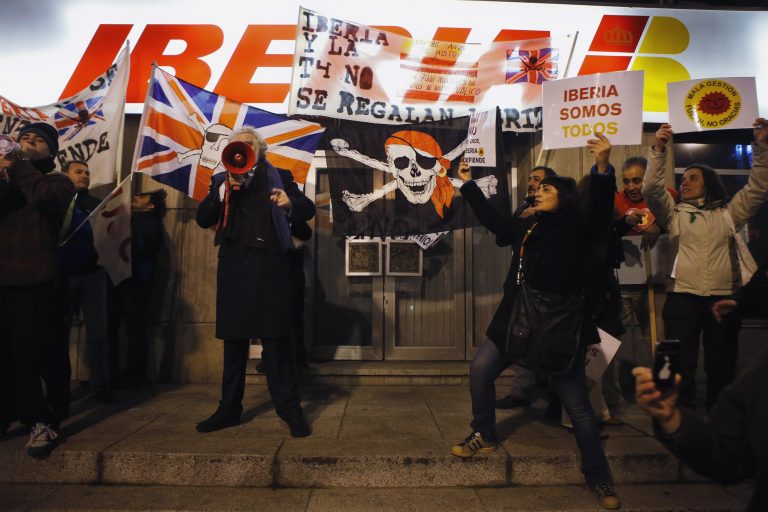 Ισπανία: Ξεσηκωμός των υπαλλήλων της Iberia για τη συγχώνευση με την British Airways | Newsit.gr Ισπανία: Ξεσηκωμός των υπαλλήλων της Iberia για τη συγχώνευση με την British Airways | Newsit.gr