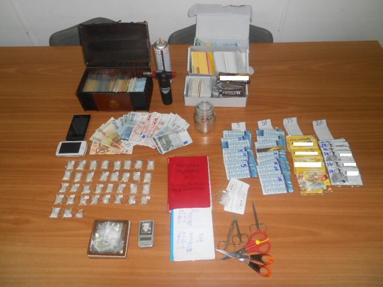 Διακινούσαν τα ναρκωτικά μέσα σε τηλεκάρτες! | Newsit.gr Διακινούσαν τα ναρκωτικά μέσα σε τηλεκάρτες! | Newsit.gr
