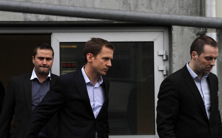Συνελήφθη πρώην επικεφαλής τράπεζας που κατέρρευσε στην Ισλανδία | Newsit.gr Συνελήφθη πρώην επικεφαλής τράπεζας που κατέρρευσε στην Ισλανδία | Newsit.gr