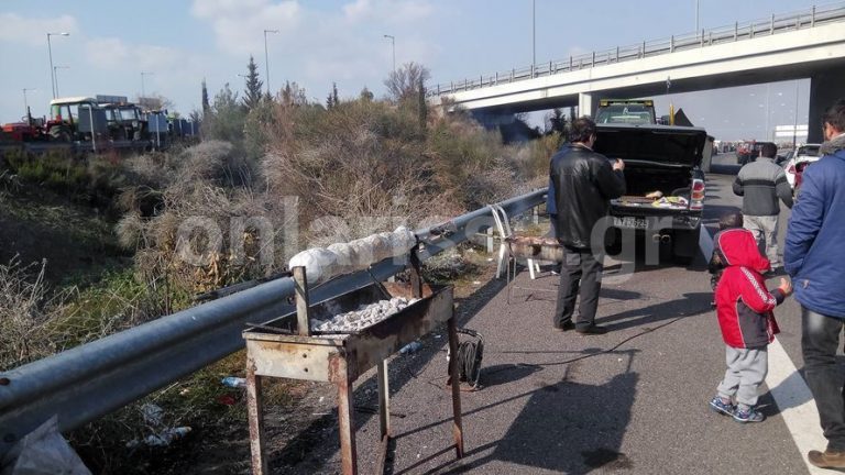 Τσικνοπέμπτη: Στο μπλόκο της Νίκαιας τσικνίζουν οι αγρότες | Newsit.gr Τσικνοπέμπτη: Στο μπλόκο της Νίκαιας τσικνίζουν οι αγρότες | Newsit.gr