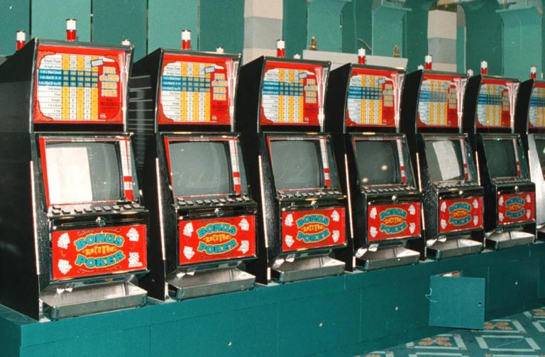 Πάταγαν το τηλεκοντρόλ και η παρανομία…εξαφανιζόταν | Newsit.gr Πάταγαν το τηλεκοντρόλ και η παρανομία…εξαφανιζόταν | Newsit.gr