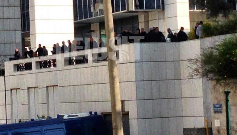 Αστυνομοκρατείται το Εφετείο – Μέσα ο Κασιδιάρης – Έξω αντιφασιστική συγκέντρωση και χρυσαυγίτες με κουκούλες | Newsit.gr Αστυνομοκρατείται το Εφετείο – Μέσα ο Κασιδιάρης – Έξω αντιφασιστική συγκέντρωση και χρυσαυγίτες με κουκούλες | Newsit.gr