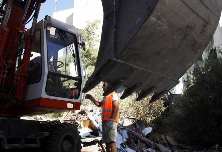 Ημαθία: Ηλικιωμένος καταπλακώθηκε από εκσκαφέα | Newsit.gr Ημαθία: Ηλικιωμένος καταπλακώθηκε από εκσκαφέα | Newsit.gr