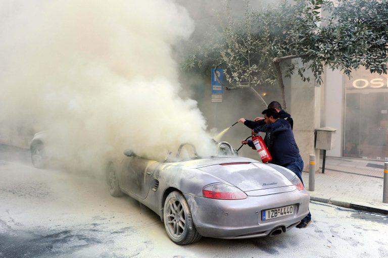 Πήρε φωτιά το αυτοκίνητο ενώ οδηγούσε! | Newsit.gr Πήρε φωτιά το αυτοκίνητο ενώ οδηγούσε! | Newsit.gr