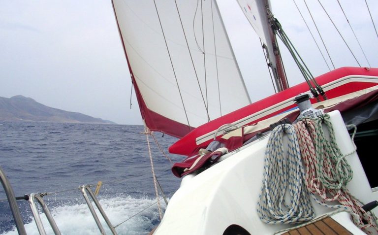 Αίσιο τέλος για τρεις ιστιοπλόους | Newsit.gr Αίσιο τέλος για τρεις ιστιοπλόους | Newsit.gr