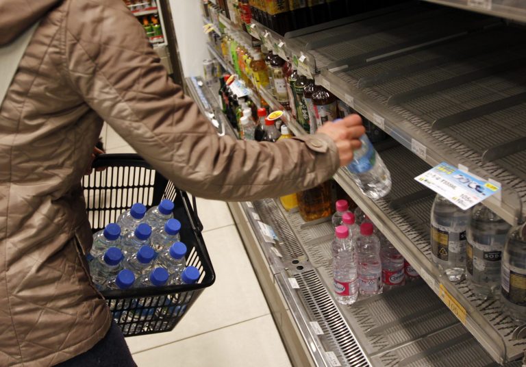 Μοιράζουν εμφιαλωμένο νερό στο Τόκιο – Άδειασαν τα ράφια των καταστημάτων! – 25.000 οι νεκροί ή αγνοούμενοι της τραγωδίας | Newsit.gr Μοιράζουν εμφιαλωμένο νερό στο Τόκιο – Άδειασαν τα ράφια των καταστημάτων! – 25.000 οι νεκροί ή αγνοούμενοι της τραγωδίας | Newsit.gr