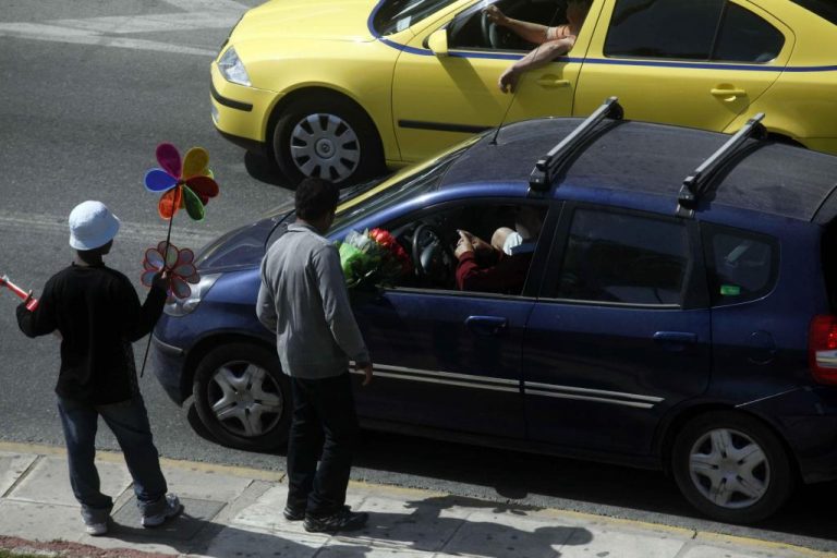 Ηράκλειο: Έβγαλε όπλο στον Πακιστανό που καθάριζε τζάμια στα φανάρια! | Newsit.gr Ηράκλειο: Έβγαλε όπλο στον Πακιστανό που καθάριζε τζάμια στα φανάρια! | Newsit.gr