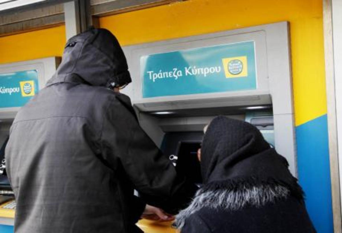 Πάτρα: Ουρές στα ΑΤΜ για αναλήψεις από Κυπριακές τράπεζες! | Newsit.gr Πάτρα: Ουρές στα ΑΤΜ για αναλήψεις από Κυπριακές τράπεζες! | Newsit.gr