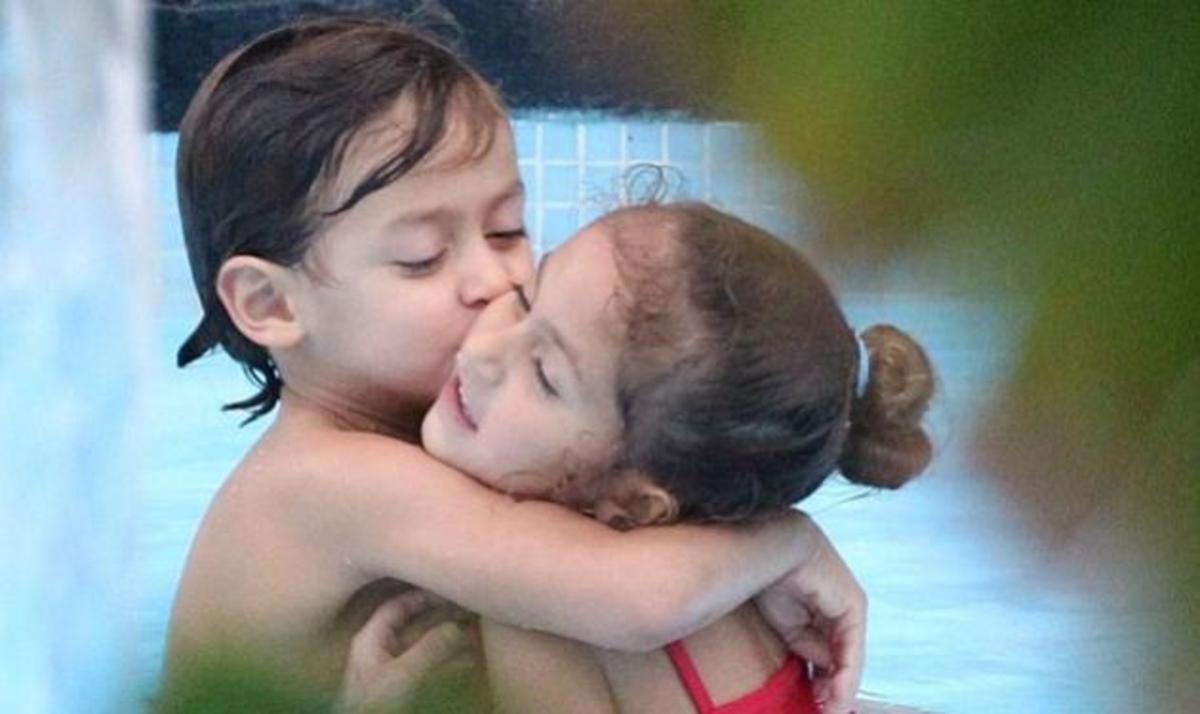 Τα δίδυμα της Jennifer Lopez ανταλλάσουν τρυφερά φιλιά! Δες photo! | Newsit.gr Τα δίδυμα της Jennifer Lopez ανταλλάσουν τρυφερά φιλιά! Δες photo! | Newsit.gr