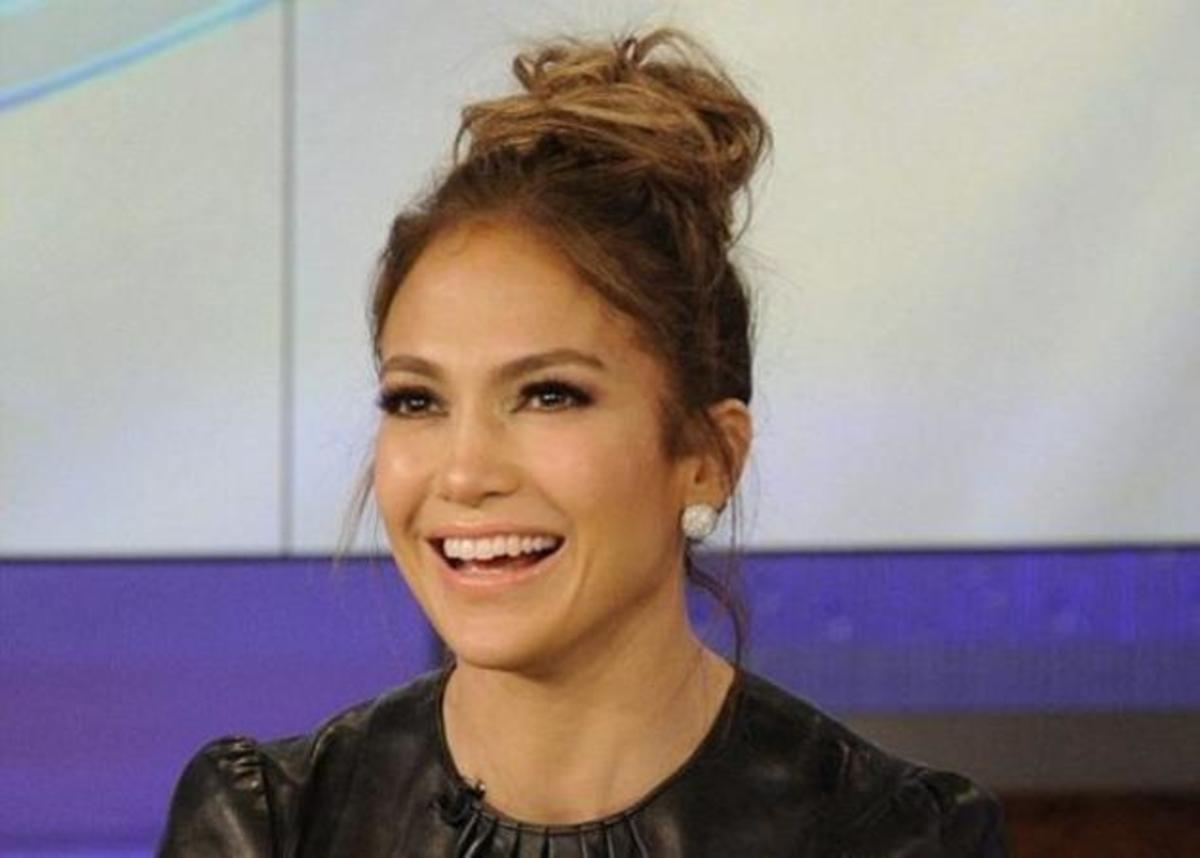 Το επόμενό μας χτένισμα: το χαλασμένο top knot της JLO! | Newsit.gr Το επόμενό μας χτένισμα: το χαλασμένο top knot της JLO! | Newsit.gr