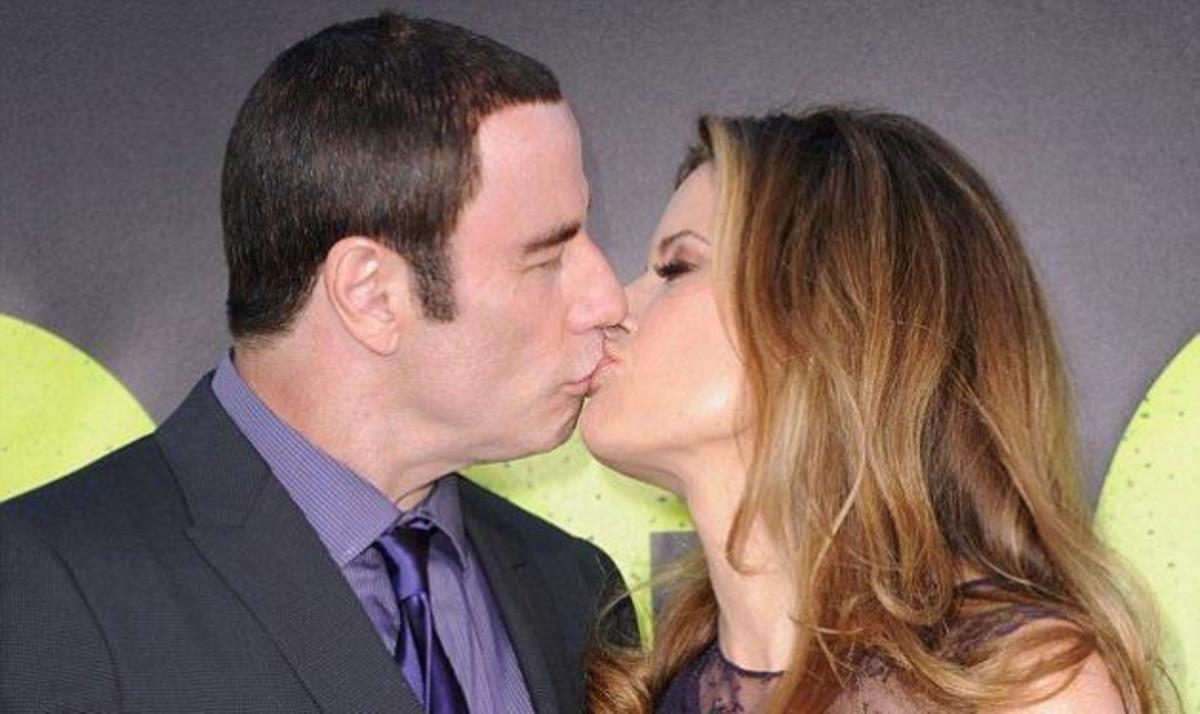 J. Travolta: Το αμήχανο φιλί με την γυναίκα του στο κόκκινο χαλί μετά το σκάνδαλο! | Newsit.gr J. Travolta: Το αμήχανο φιλί με την γυναίκα του στο κόκκινο χαλί μετά το σκάνδαλο! | Newsit.gr