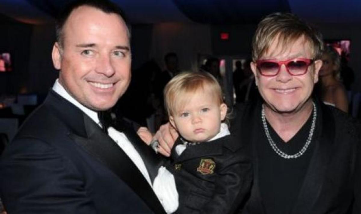 Ξανά μπαμπάς ο Elton John! Παρένθετη μητέρα περιμένει το δεύτερο παιδί του | Newsit.gr Ξανά μπαμπάς ο Elton John! Παρένθετη μητέρα περιμένει το δεύτερο παιδί του | Newsit.gr