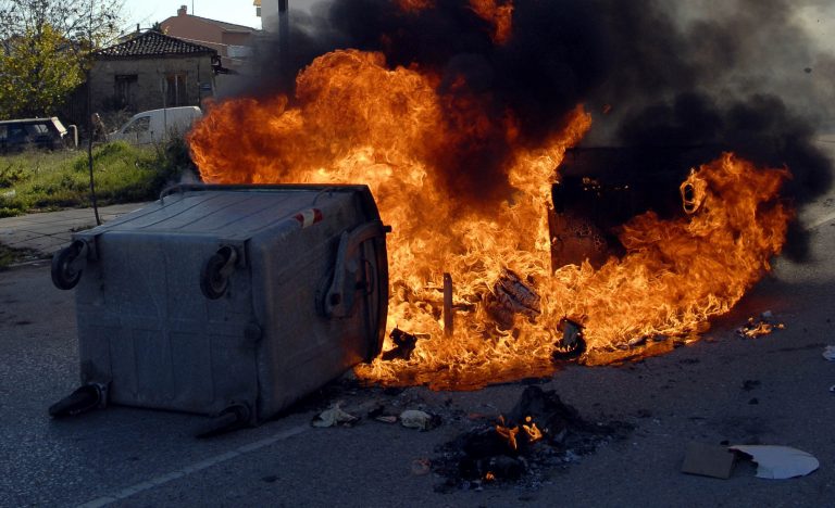 Θεσσαλονίκη: Όλη νύχτα πυρπολούσαν κάδους | Newsit.gr Θεσσαλονίκη: Όλη νύχτα πυρπολούσαν κάδους | Newsit.gr