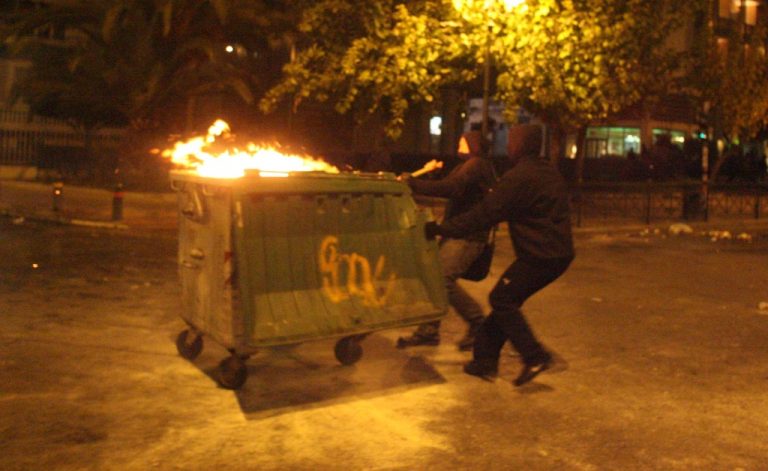 Φωτιά σε κάδους στο κέντρο της Λαμίας | Newsit.gr Φωτιά σε κάδους στο κέντρο της Λαμίας | Newsit.gr