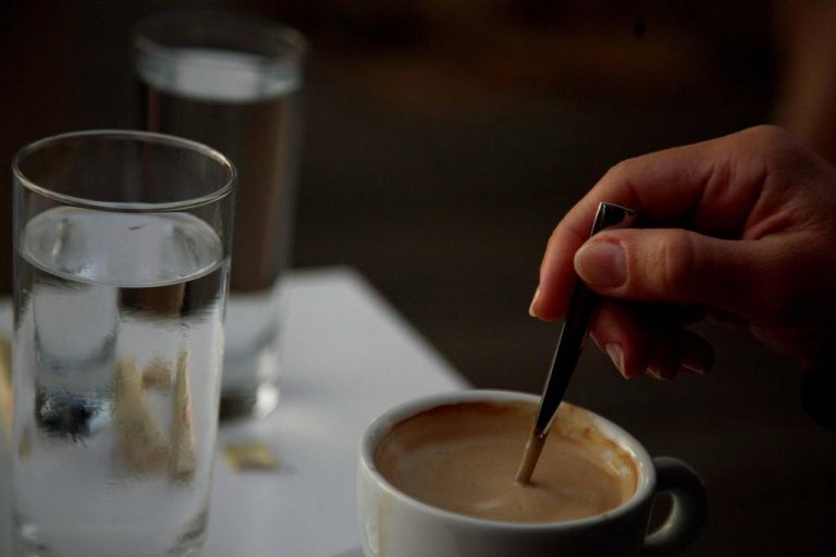 Ηράκλειο: Όσο έπινε καφέ… το κινητό της «πέταξε» | Newsit.gr Ηράκλειο: Όσο έπινε καφέ… το κινητό της «πέταξε» | Newsit.gr